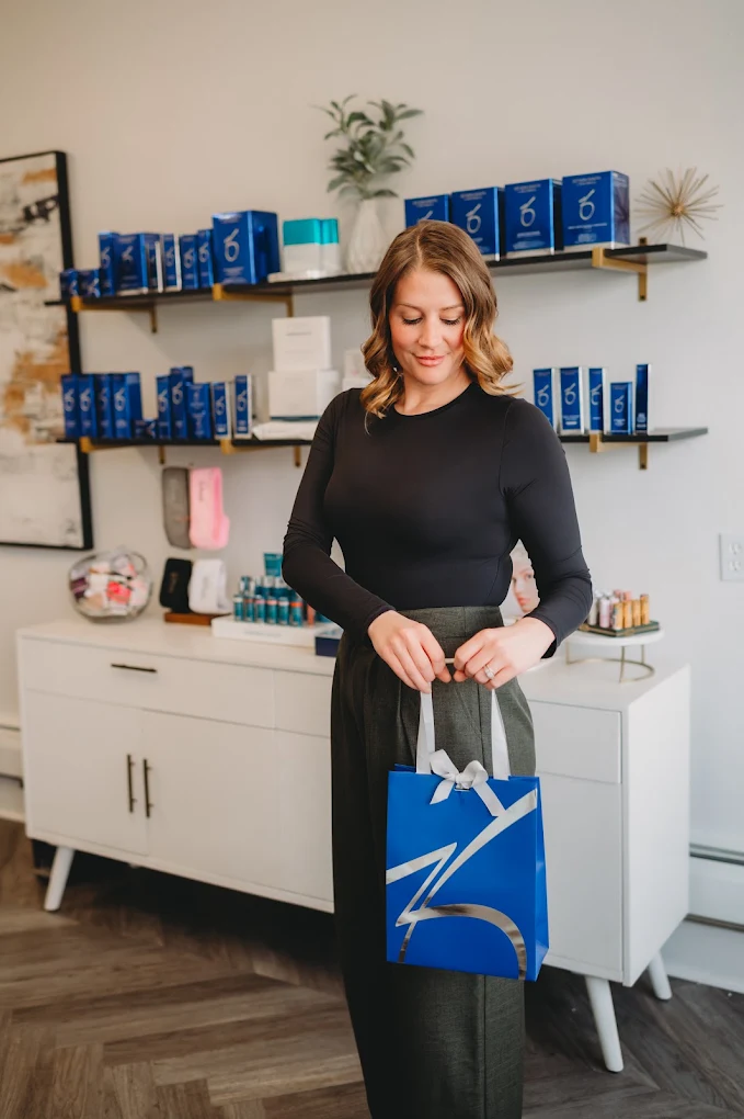 Prim team member with a blue skincare shopping bag
